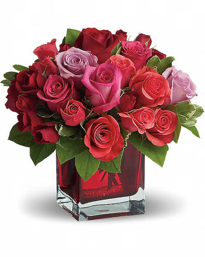 Bouquet of red and pink roses in a clear vase 